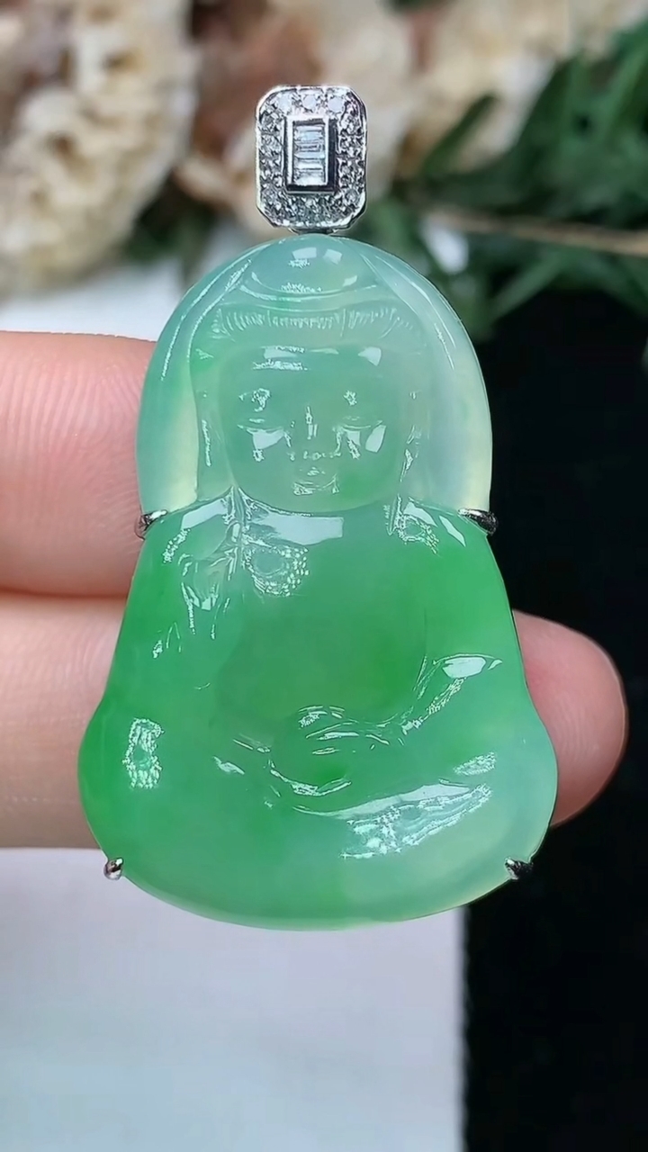 天然A货翡翠观音菩萨吊坠，尺寸32.3-22.5-7，重量:7.57g
8月7日