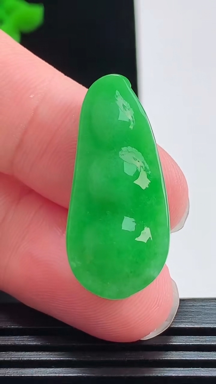 天然A货翡翠福豆吊坠，尺寸31-14-6.2，重量:4.31g
8月7日