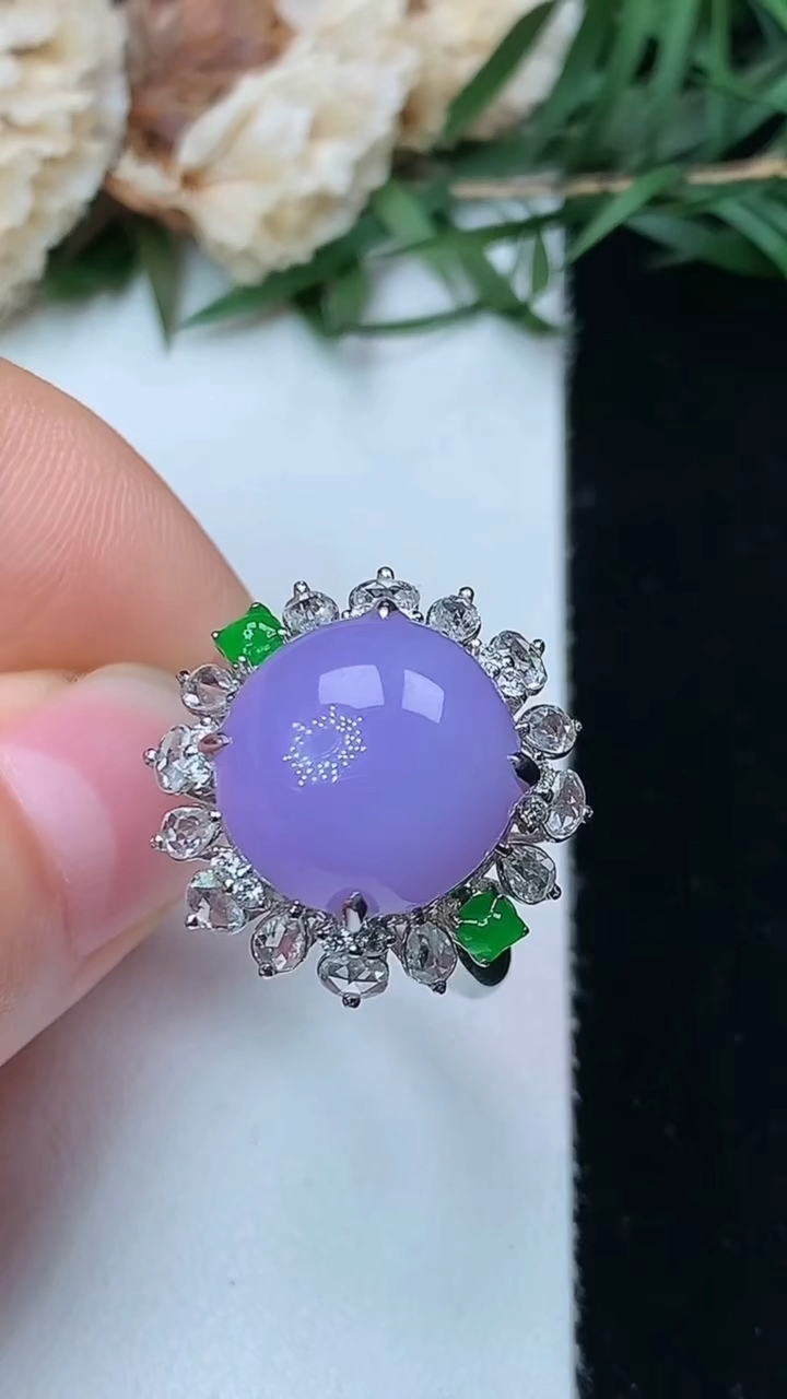 天然A货翡翠k金紫罗兰蛋面戒指，尺寸17.4-12.4-12，重量:6.02g2026年8月7日
工厂直销收藏佳品,种好水足，色泽均匀，有种有色，上手高大气！