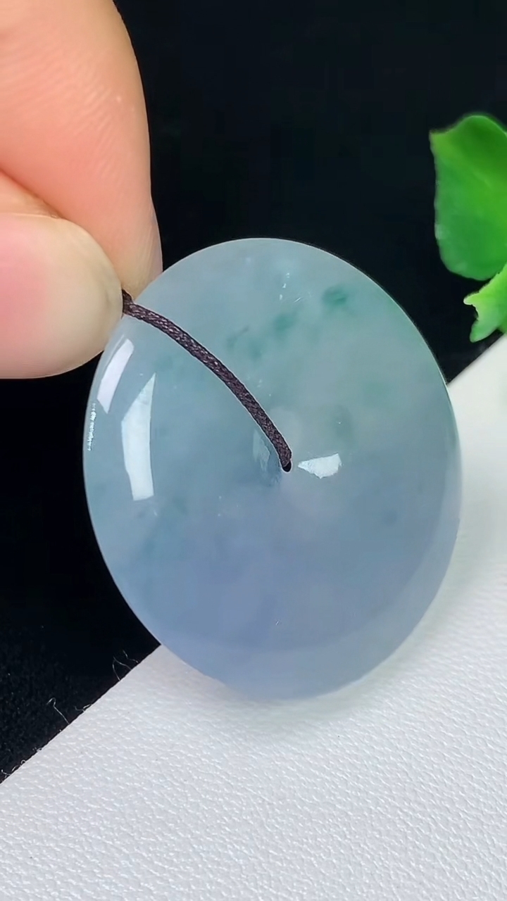 天然A货翡翠紫罗兰 飘花平安扣吊坠，尺寸30.5-5.4，重量:10.51g
8月7日