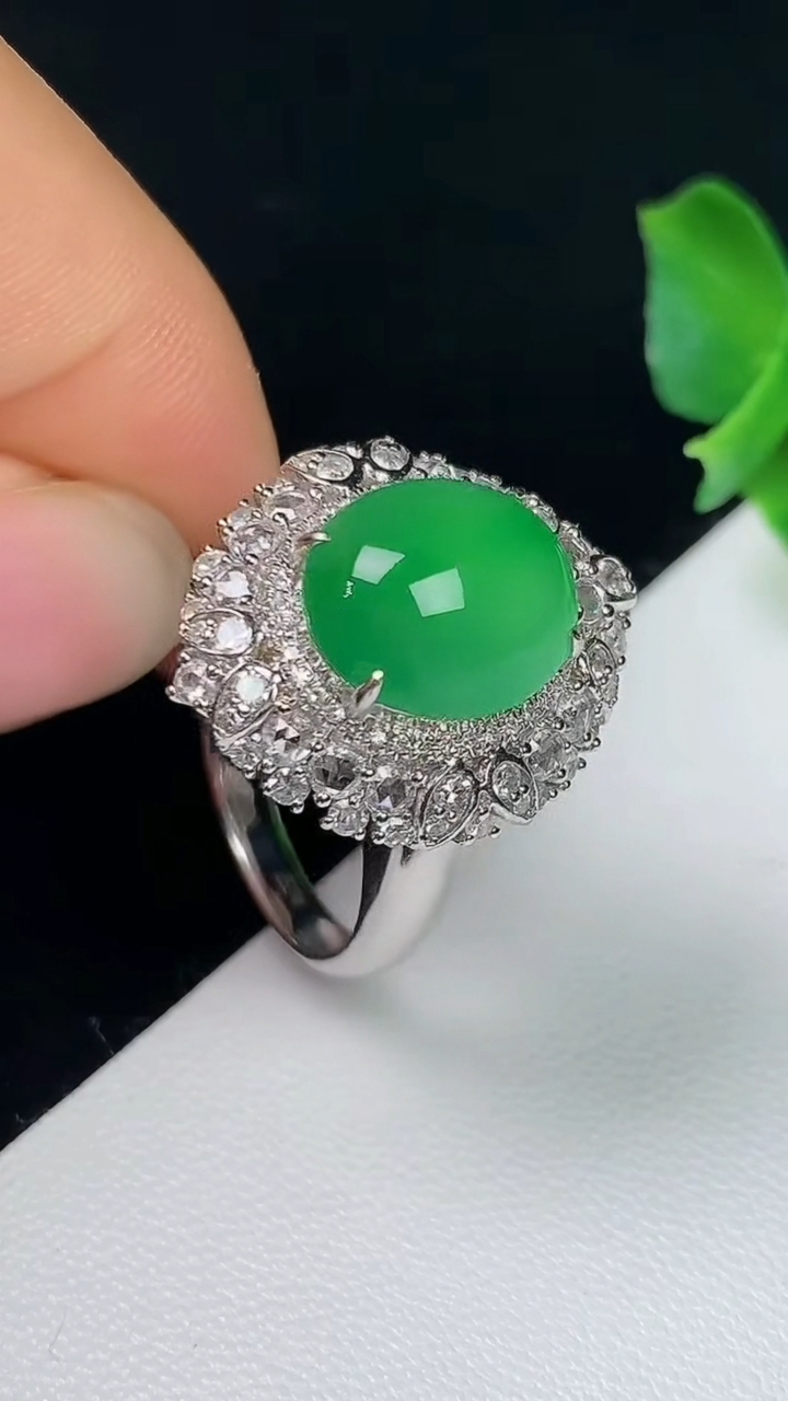 天然A货翡翠蛋面戒指 吊坠两用款，尺寸17.6-11-9.9，重量:7.32g2026年8月7日
工厂直销收藏佳品,种好水足，色泽均匀，有种有色，上手高大气！
