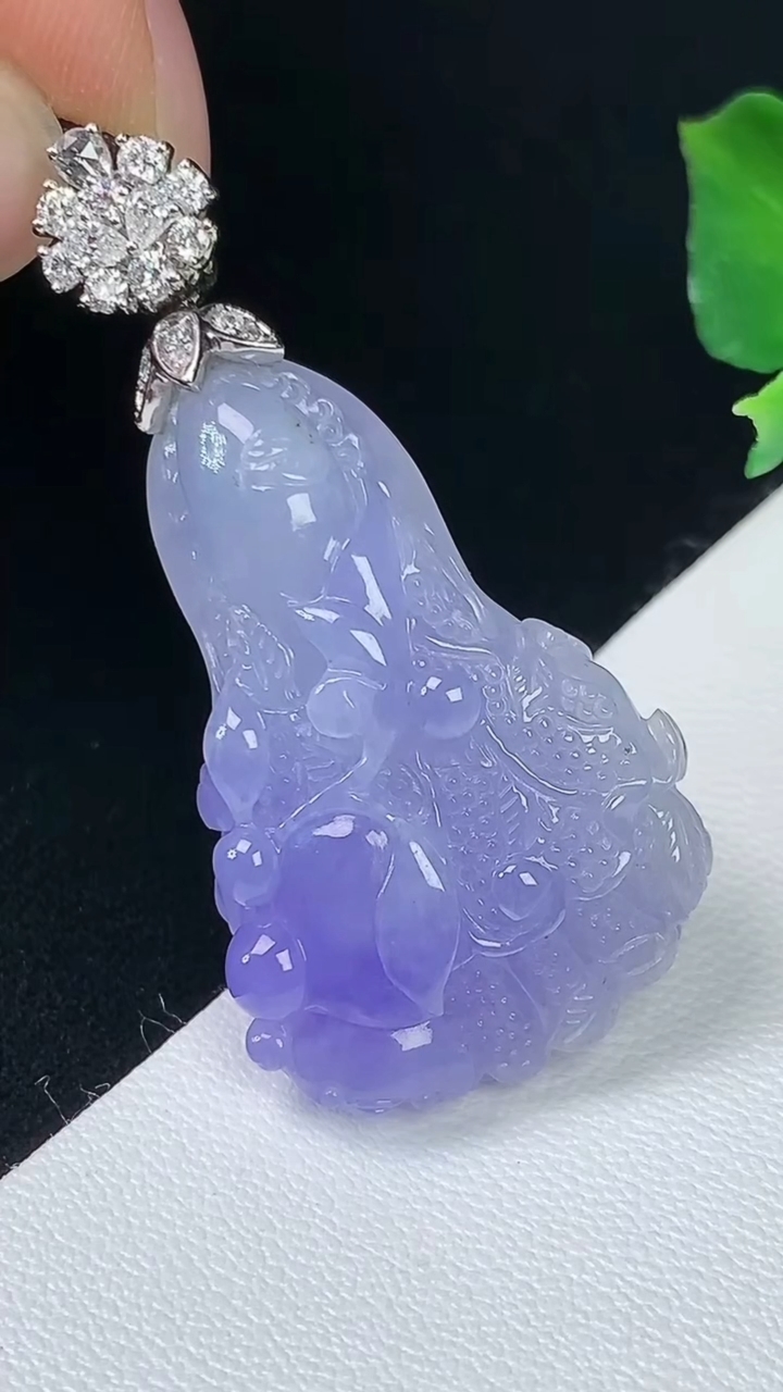 天然A货翡翠k金紫罗兰白菜吊坠，尺寸30.5-19.6-7.8，重量:8.12g
8月7日