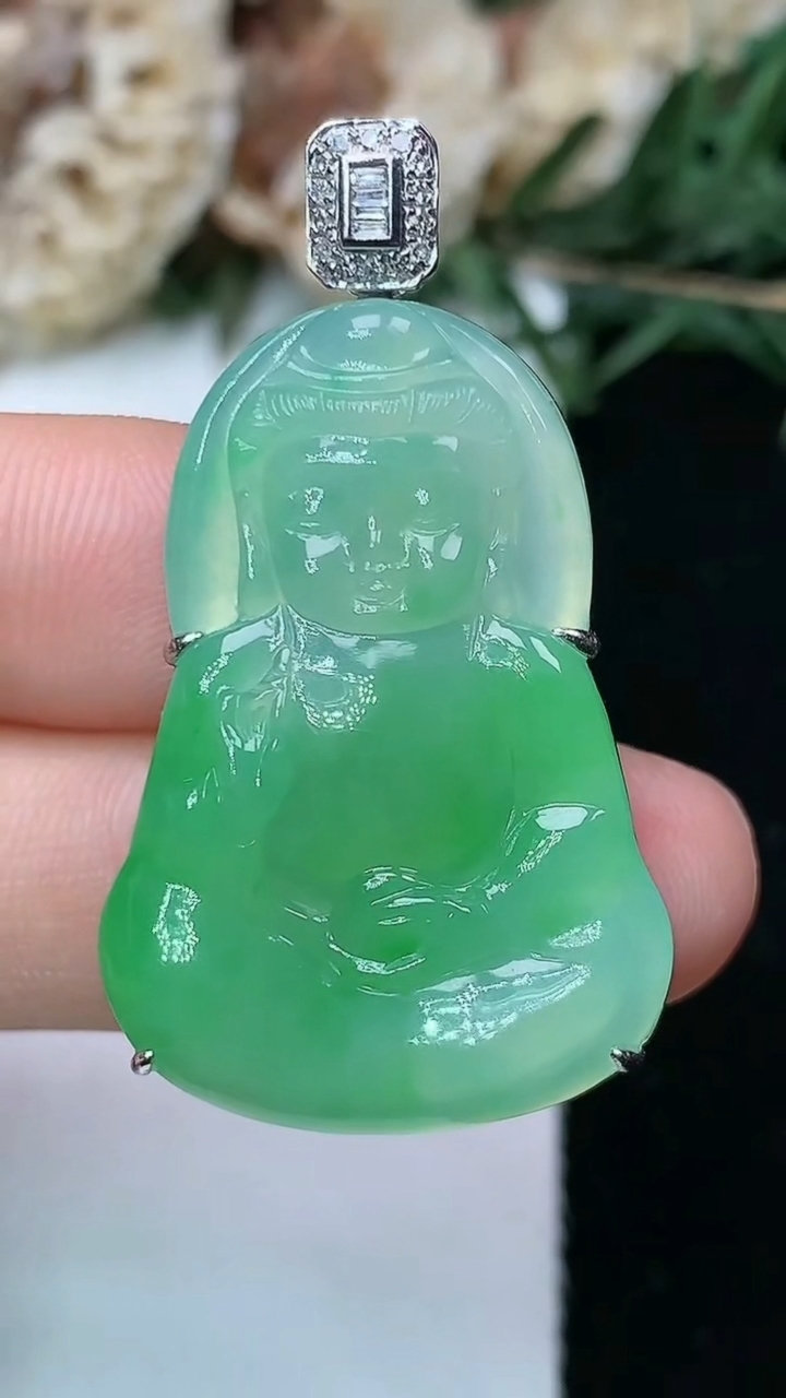 天然A货翡翠观音菩萨吊坠，尺寸32.3-22.5-7，重量:7.57g
8月7日