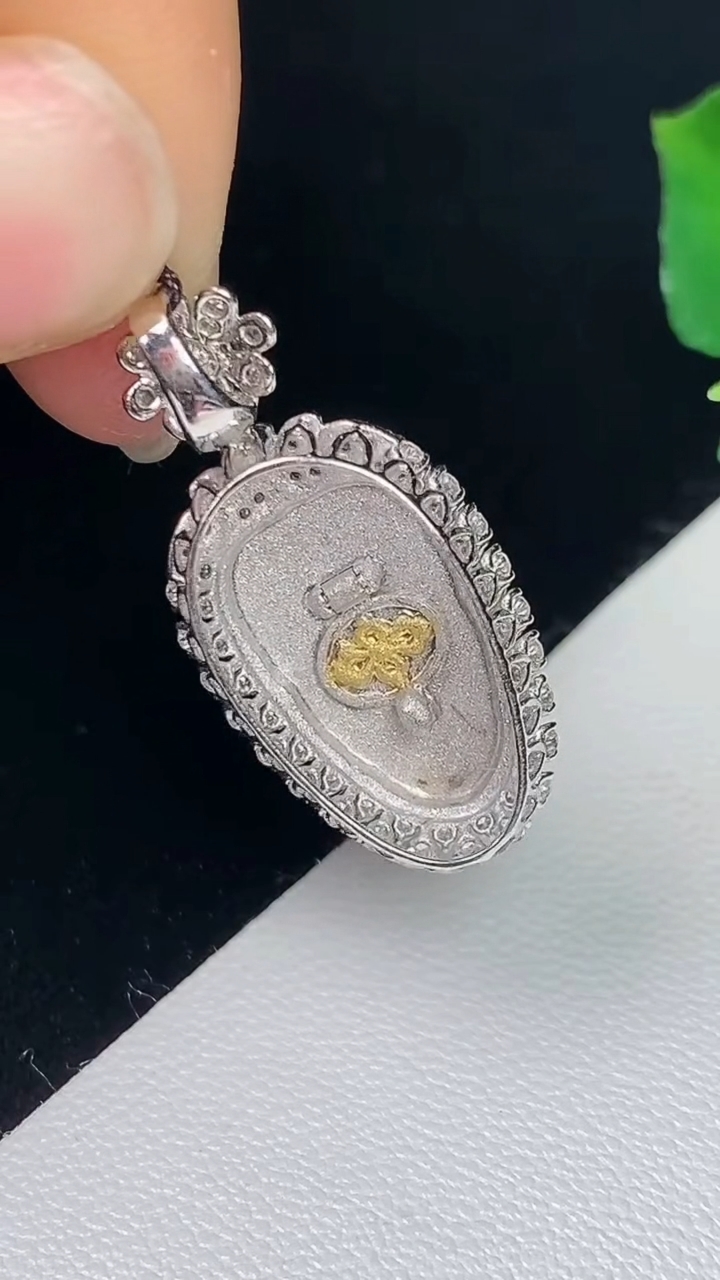 天然A货翡翠金枝玉叶 叶子吊坠，尺寸25.7-12.6-8裸石14.6-9，重量:2.61g
8月7日