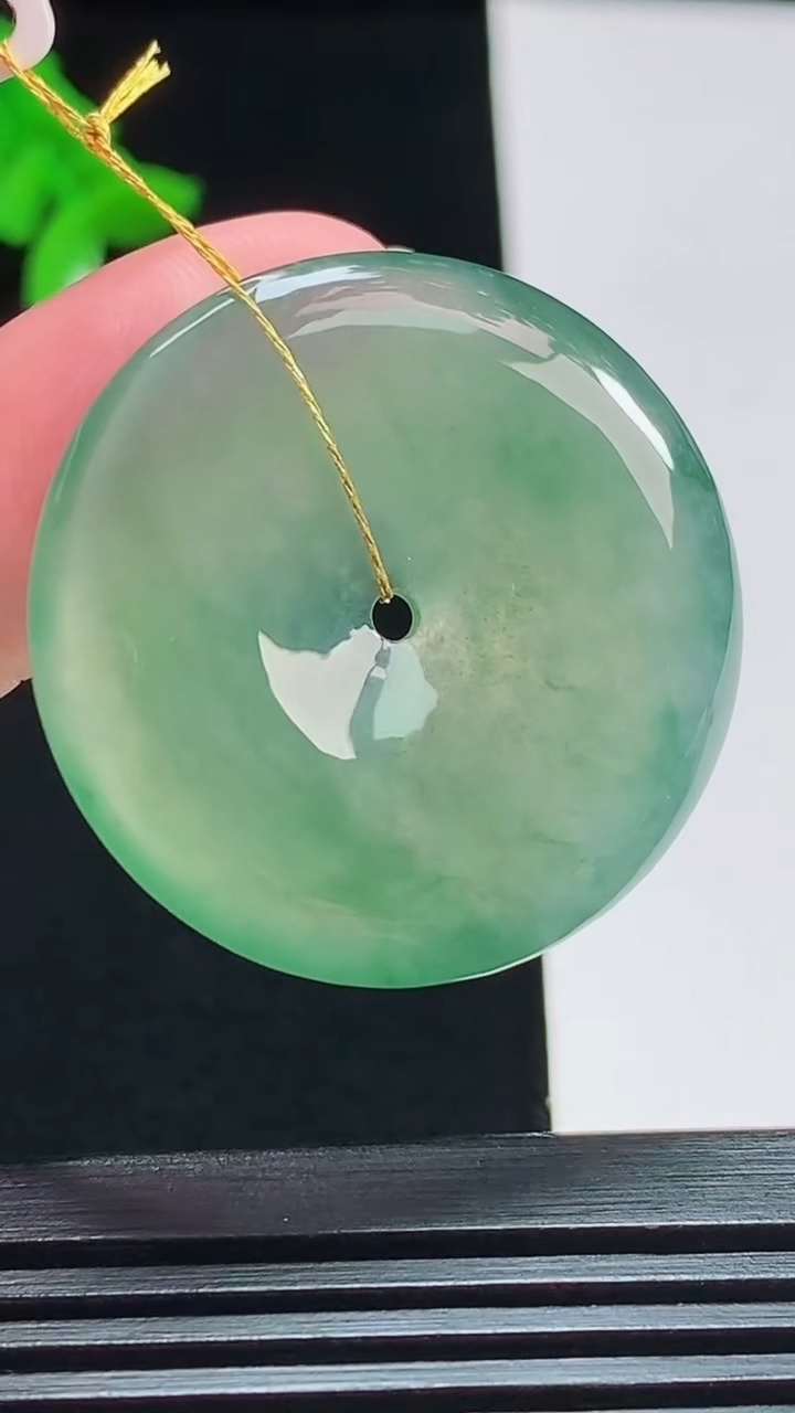 天然A货翡翠平安扣吊坠，尺寸32.5-5 重量:11.87g
8月7日