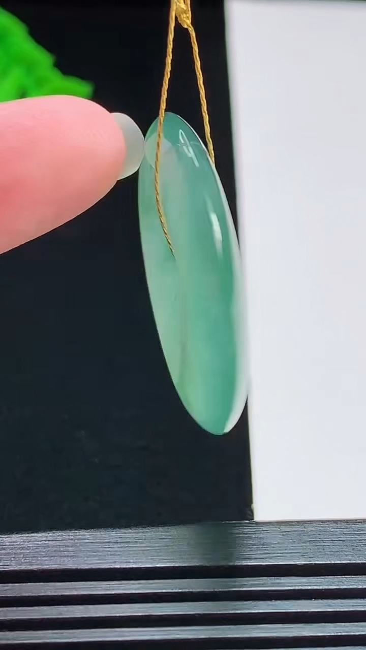 天然A货翡翠平安扣吊坠，尺寸32.5-5 重量:11.87g
8月7日