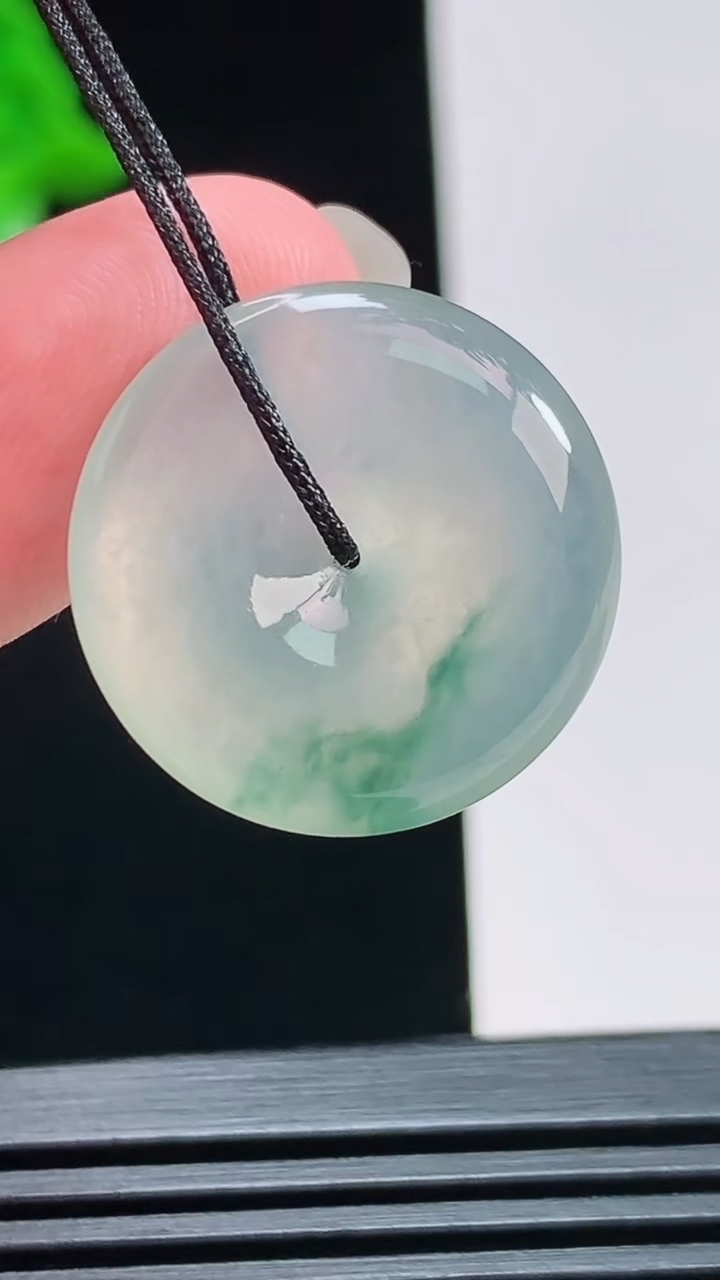 天然A货翡翠冰种飘花平安扣吊坠，尺寸21.5-4.8 重量:4.43g
8月7日