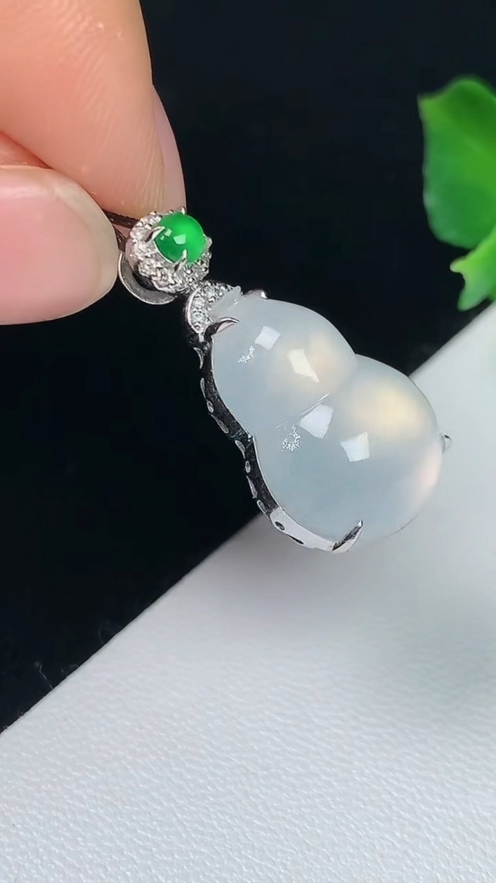 天然A货翡翠白冰葫芦吊坠，尺寸17-12.2-8.4，重量:3.71g
8月7日