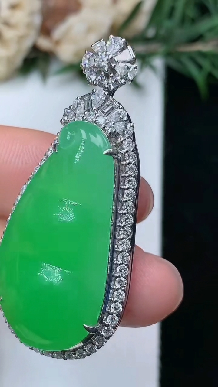 天然A货翡翠福豆吊坠，尺寸43.2-19-10.2，裸石29.7-15.4，重量:12.10g
8月7日，重量:12.10g