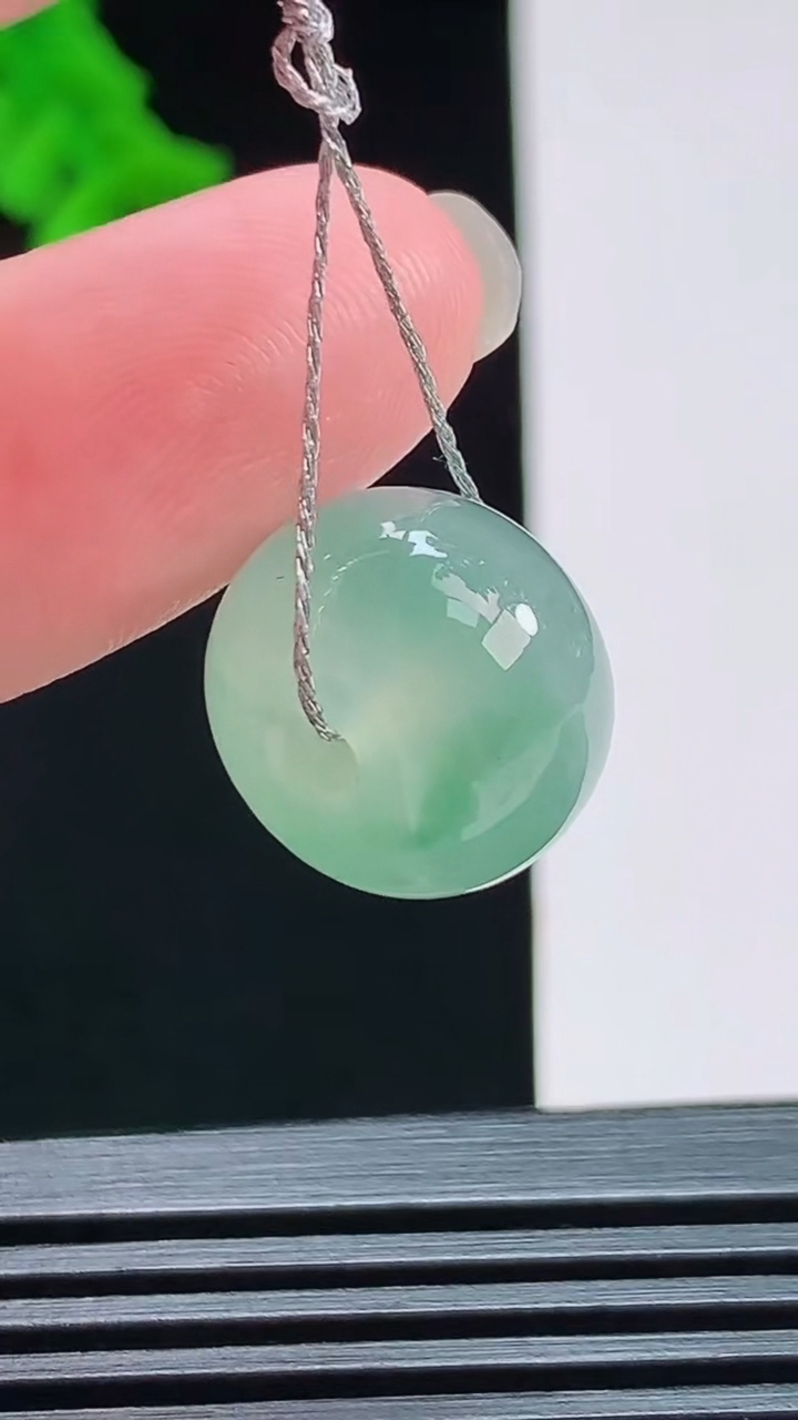 天然A货翡翠路路通吊坠，尺寸15-10.5 重量:5.11g
8月7日