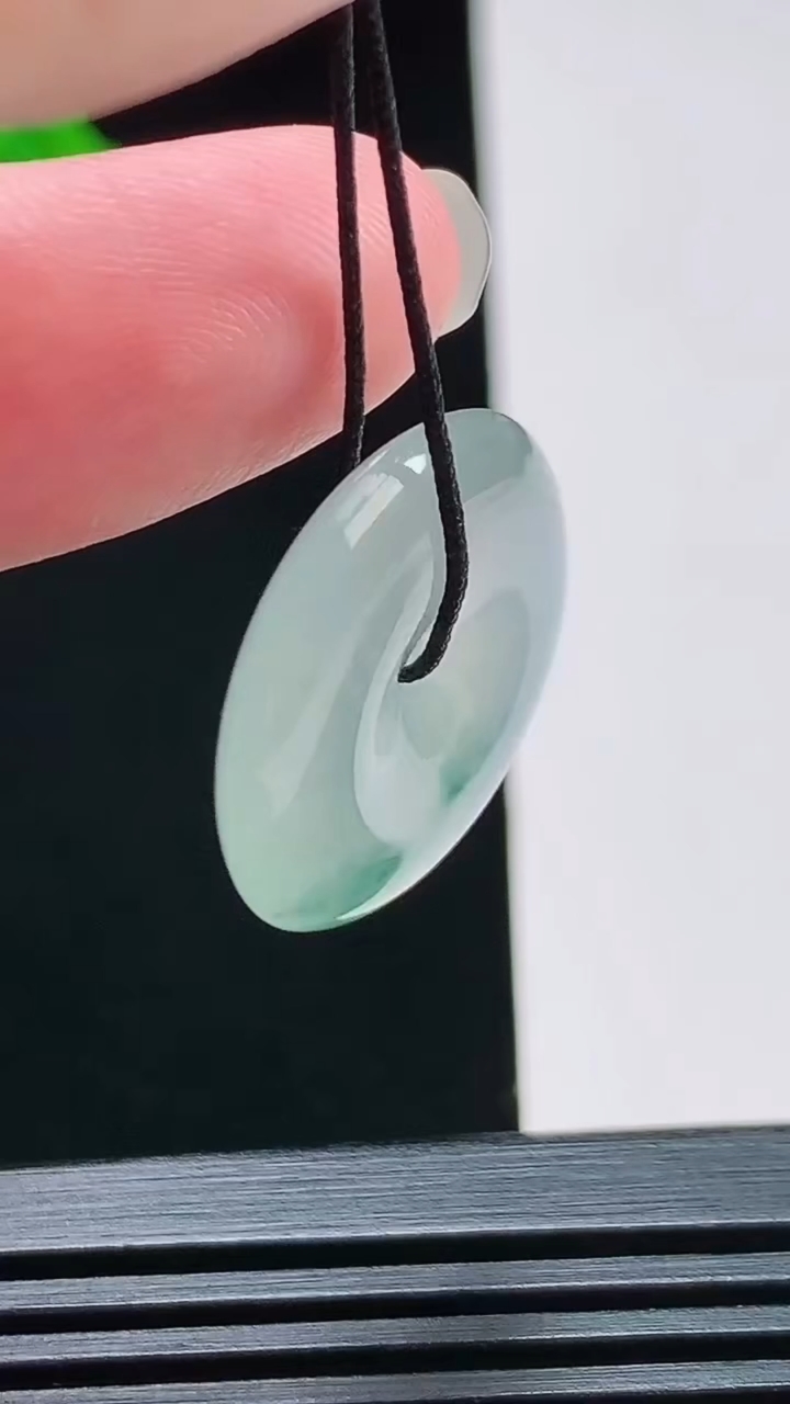 天然A货翡翠冰种飘花平安扣吊坠，尺寸21.5-4.8 重量:4.43g
8月7日