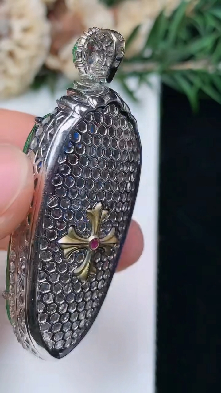 天然A货翡翠金枝玉叶 叶子吊坠，尺寸51.9-21-12.5，裸石37-17.9，重量:14.31g
8月7日