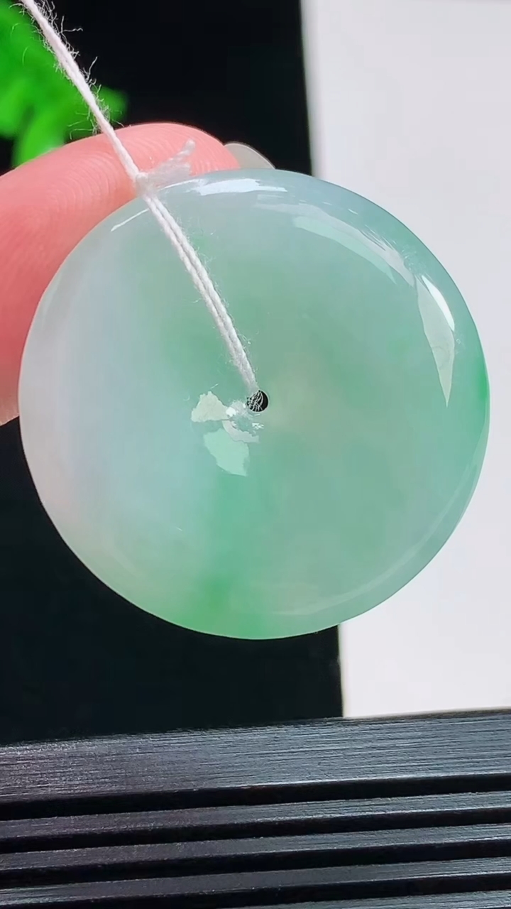 天然A货翡翠平安扣吊坠，尺寸30.4-5.2 重量:10.47g
8月7日