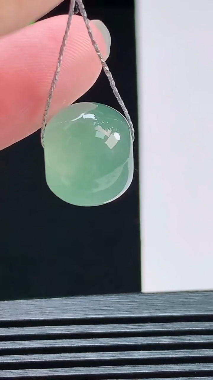 天然A货翡翠路路通吊坠，尺寸14.2-12 重量:5.00g
8月7日
