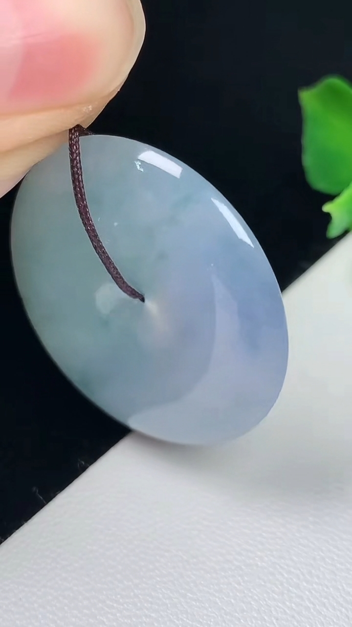 天然A货翡翠紫罗兰 飘花平安扣吊坠，尺寸30.5-5.4，重量:10.51g
8月7日