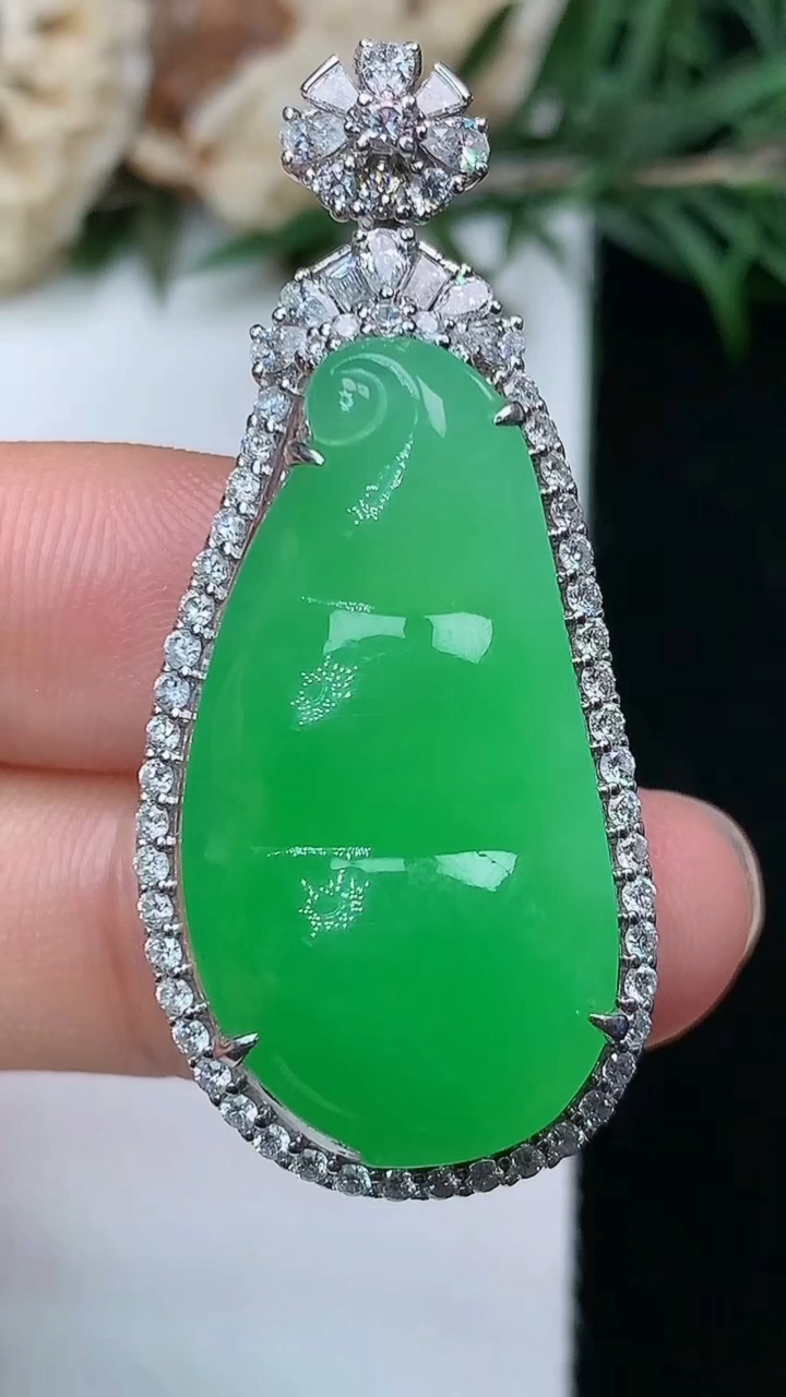 天然A货翡翠福豆吊坠，尺寸43.2-19-10.2，裸石29.7-15.4，重量:12.10g
8月