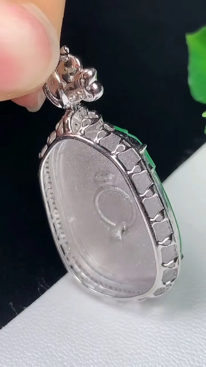 天然A货翡翠如意吊坠，尺寸37.4-19.9-7.3，裸石24.6-17.6，重量:6.05g
8月7日