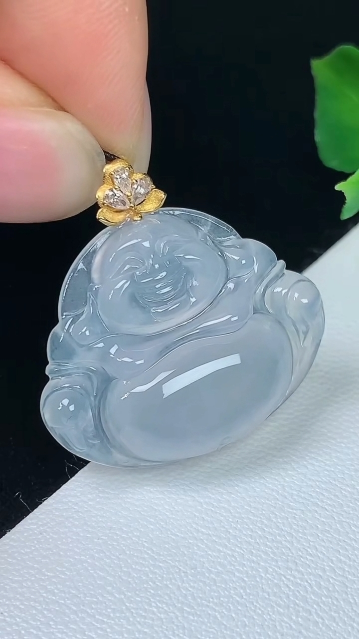 天然A货翡翠白冰佛公吊坠，尺寸21-27-4.9，重量:4.49g
8月7日