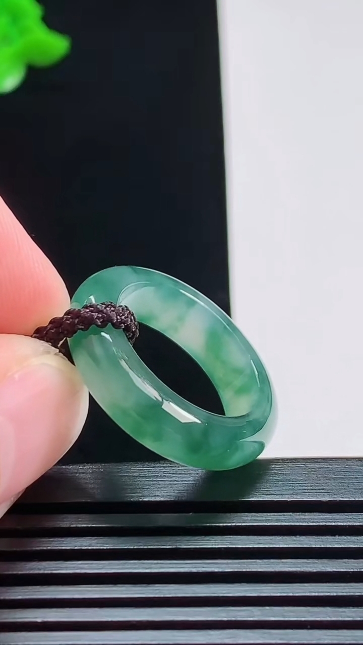 天然A货翡翠冰种飘花玉指环 戒指，尺寸16.8-5.6-3.5 重量:4.08g2026年8月7日
工厂直销收藏佳品,种好水足，色泽均匀，有种有色，上手高大气！