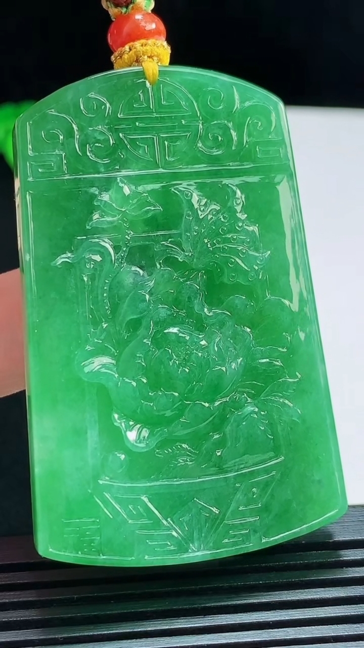 天然A货翡翠和和美美 荷花吊坠，尺寸59-37.5-7.8 重量:51.86g
8月7日