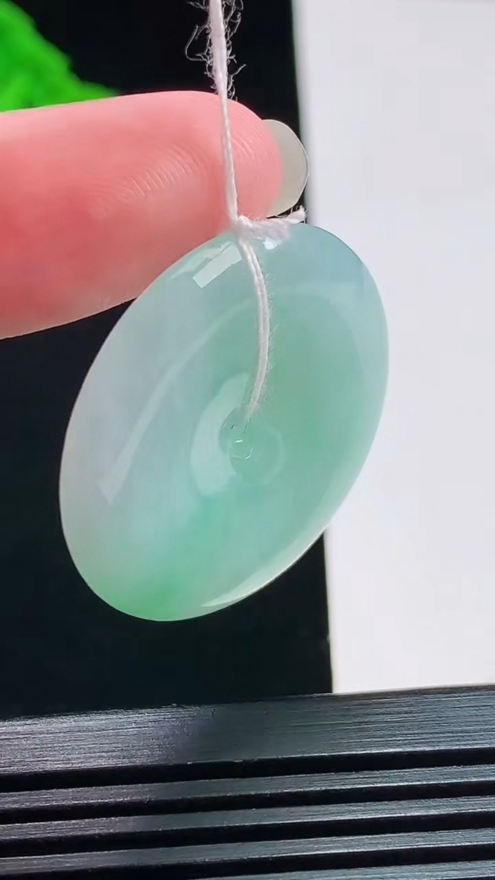 天然A货翡翠平安扣吊坠，尺寸30.4-5.2 重量:10.47g
8月7日