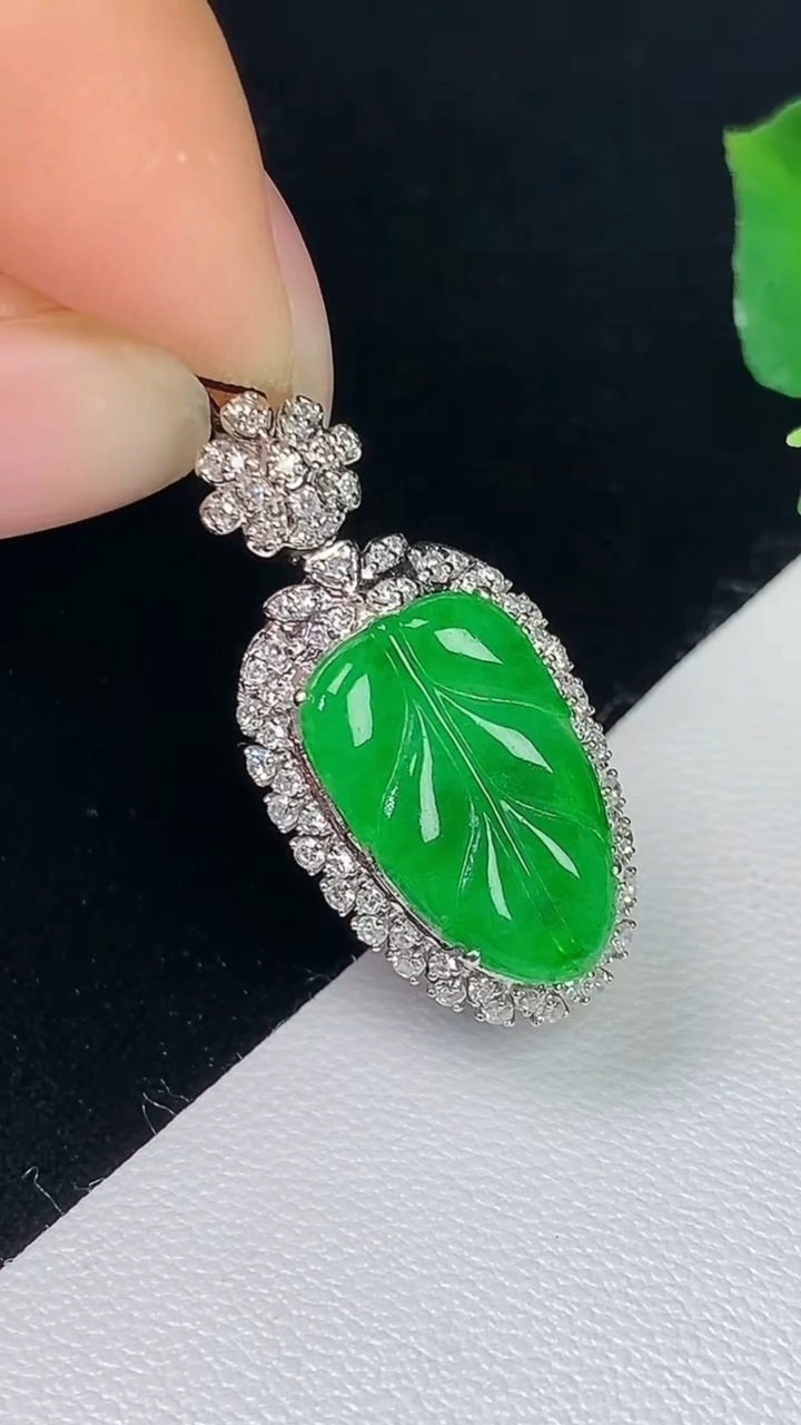 天然A货翡翠金枝玉叶 叶子吊坠，尺寸25.7-12.6-8裸石14.6-9，重量:2.61g
8月7