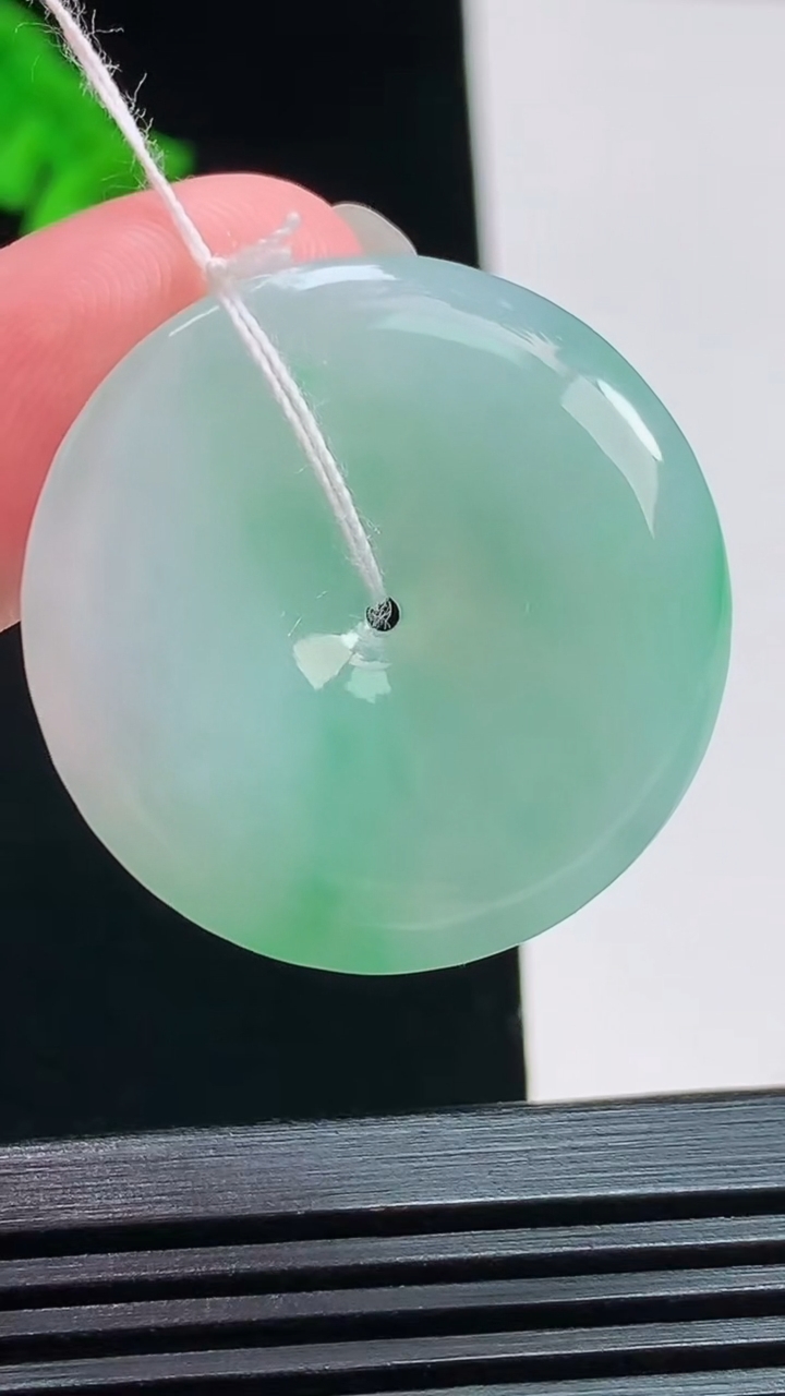 天然A货翡翠平安扣吊坠，尺寸30.4-5.2 重量:10.47g
8月7日