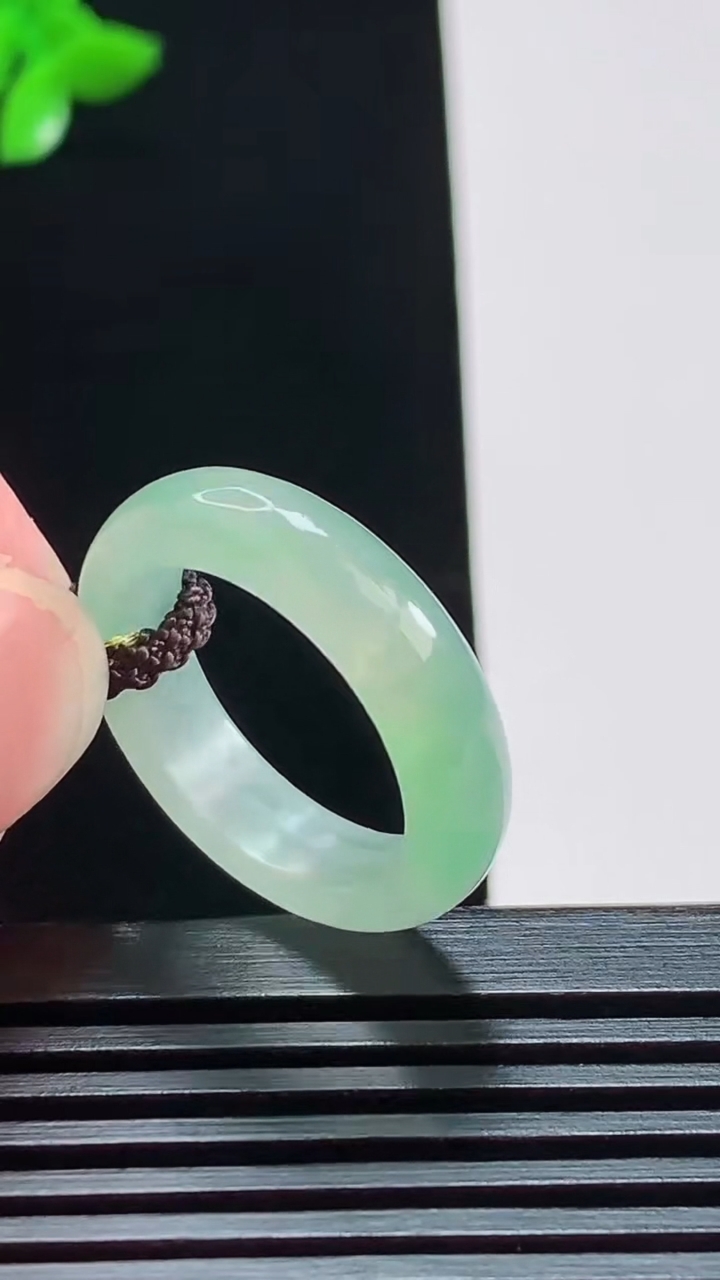 天然A货翡翠玉指环 戒指，尺寸17.2-5.2-3.5 重量:3.53g2026年8月7日
工厂直销收藏佳品,种好水足，色泽均匀，有种有色，上手高大气！
