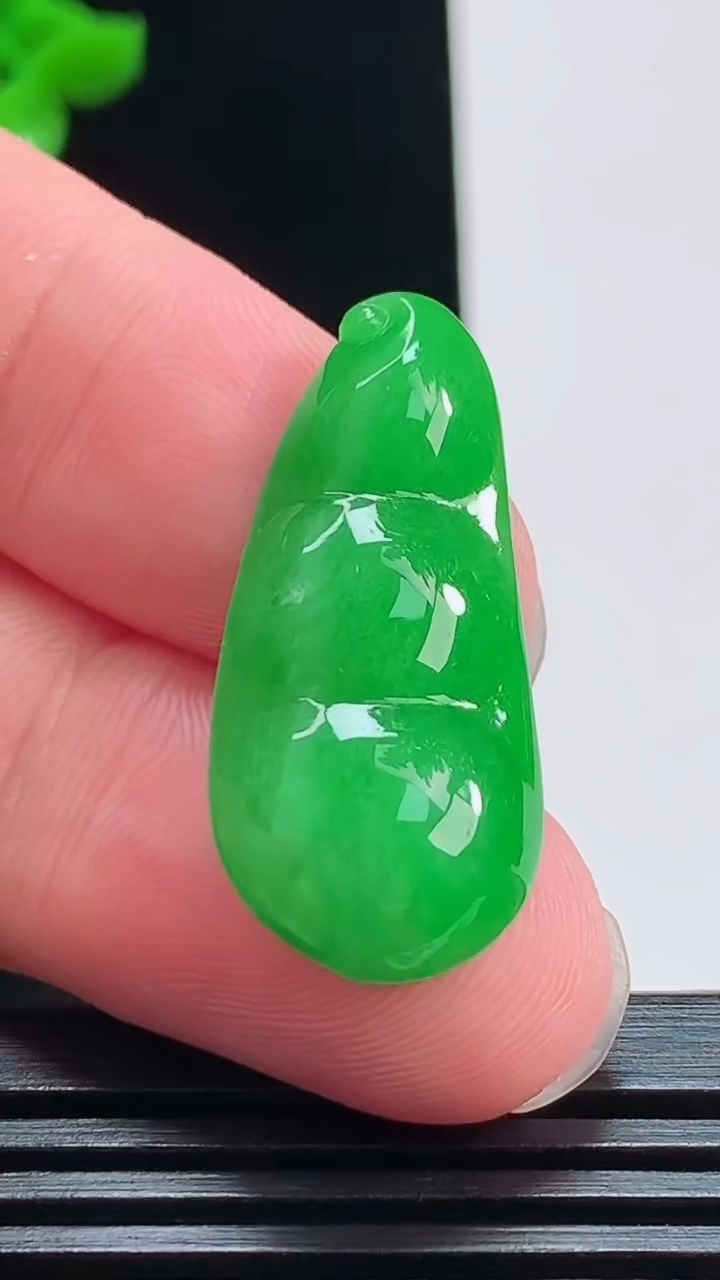天然A货翡翠福豆吊坠，尺寸31-14-6.2，重量:4.31g
8月7日