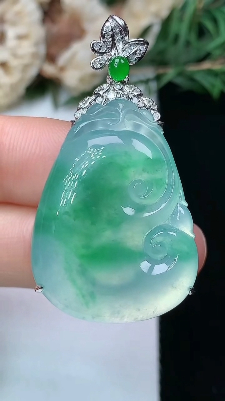 天然A货翡翠如意吊坠，尺寸30-22.4-9.7，重量:12.27g
8月7日
