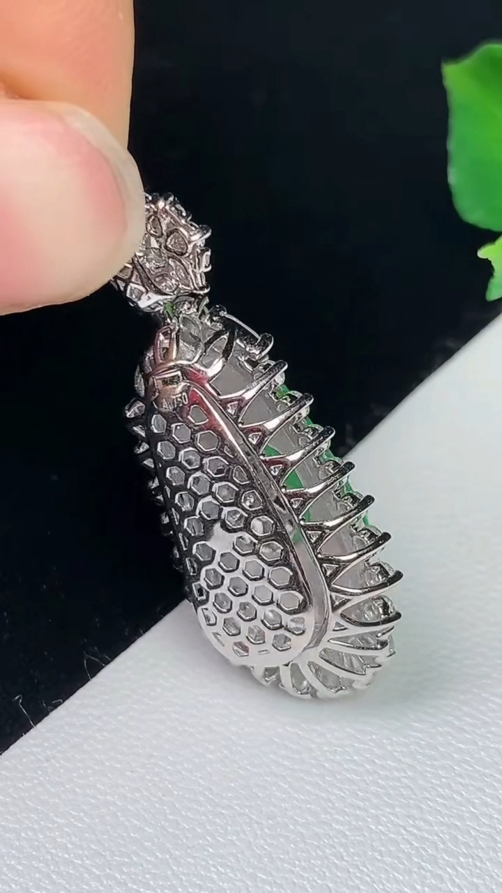 天然A货翡翠福豆吊坠，尺寸32.6-14.3-9.2，裸石18-8，重量:4.62g
8月7日