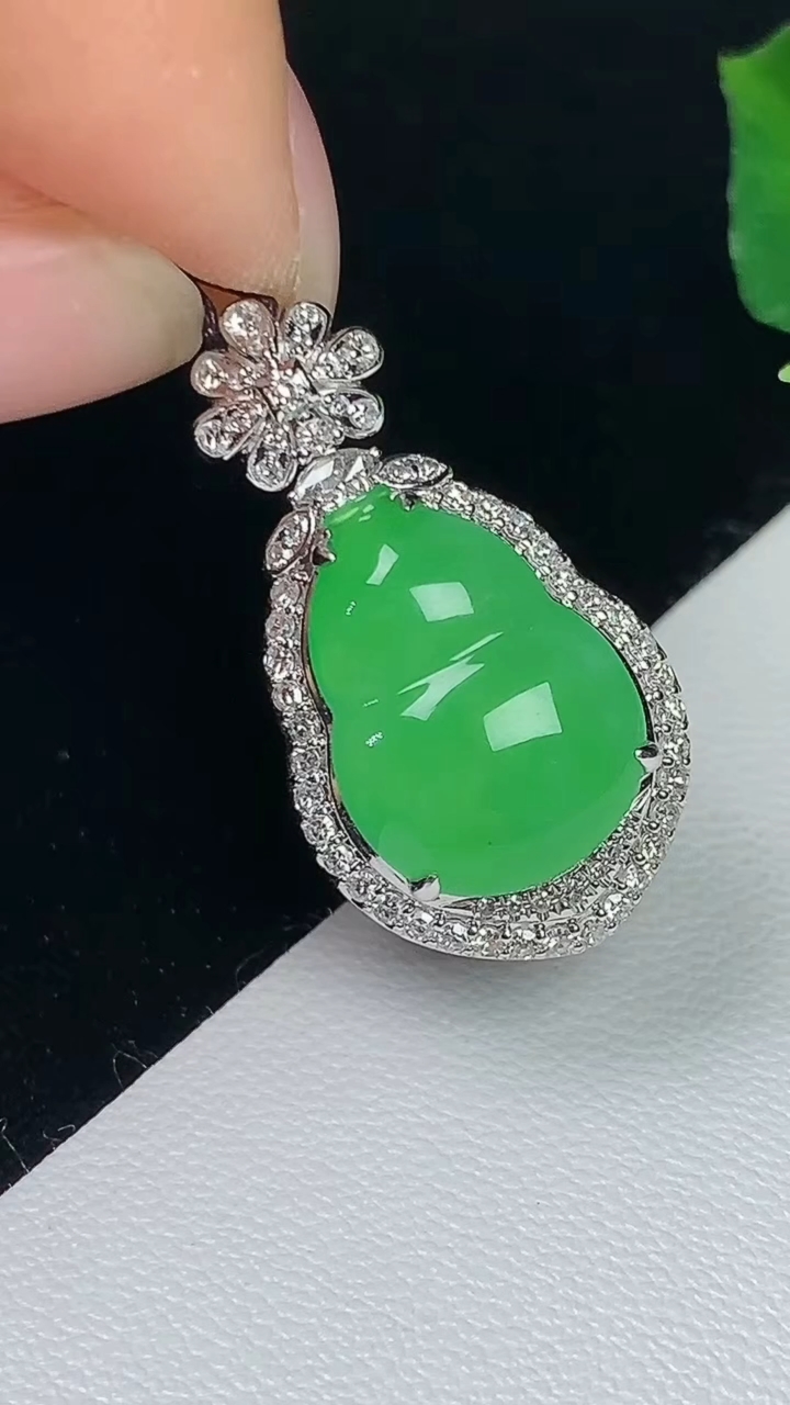 天然A货翡翠葫芦吊坠，尺寸25.6-14-9，裸石14.4-10.4，重量:3.21g
8月7日，重