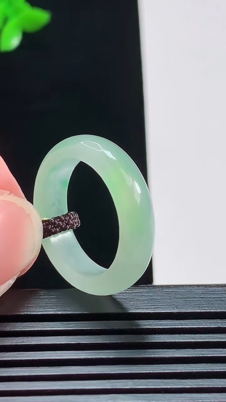 天然A货翡翠玉指环 戒指，尺寸17.2-5.2-3.5 重量:3.53g2026年8月7日
工厂直销