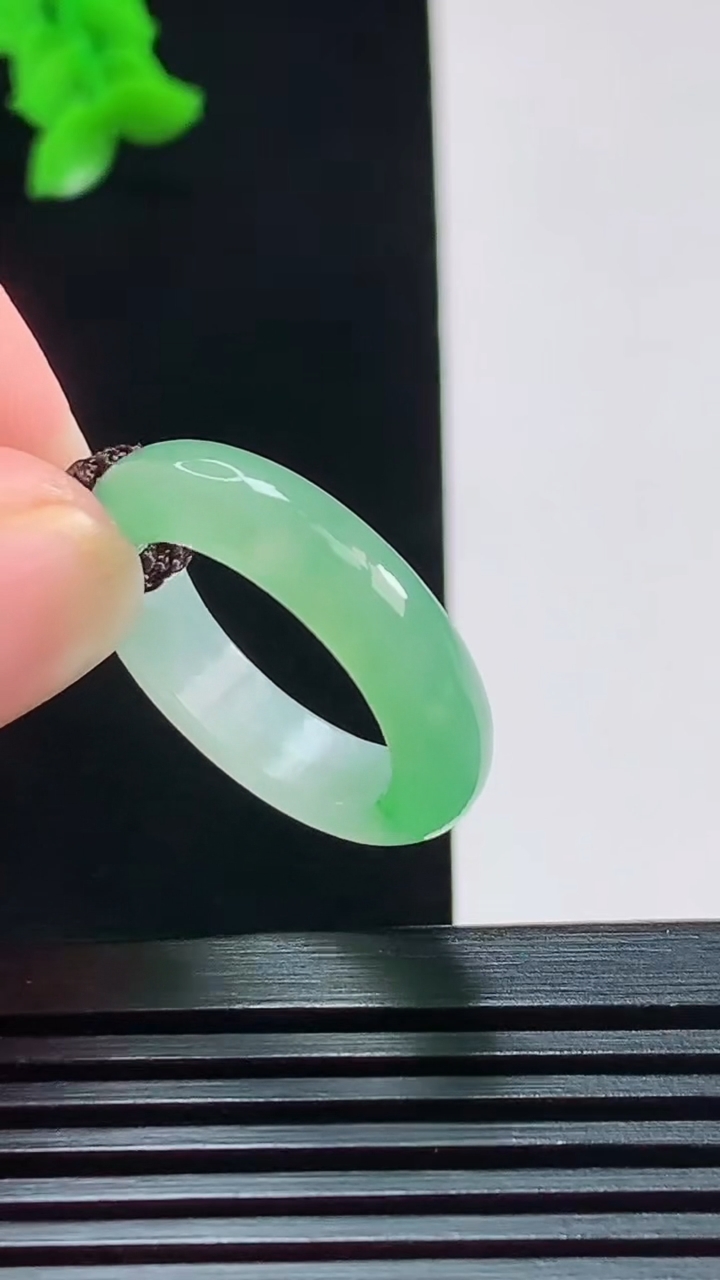 天然A货翡翠玉指环 戒指，尺寸17-4.8-3.2 重量:3.58g2026年8月8日
工厂直销收藏佳品,种好水足，色泽均匀，有种有色，上手高大气！