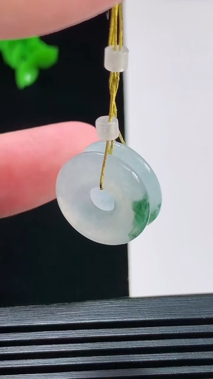 天然A货翡翠飘花平安环吊坠一对，尺寸16-2.5 重量:3.11g
8月8日
