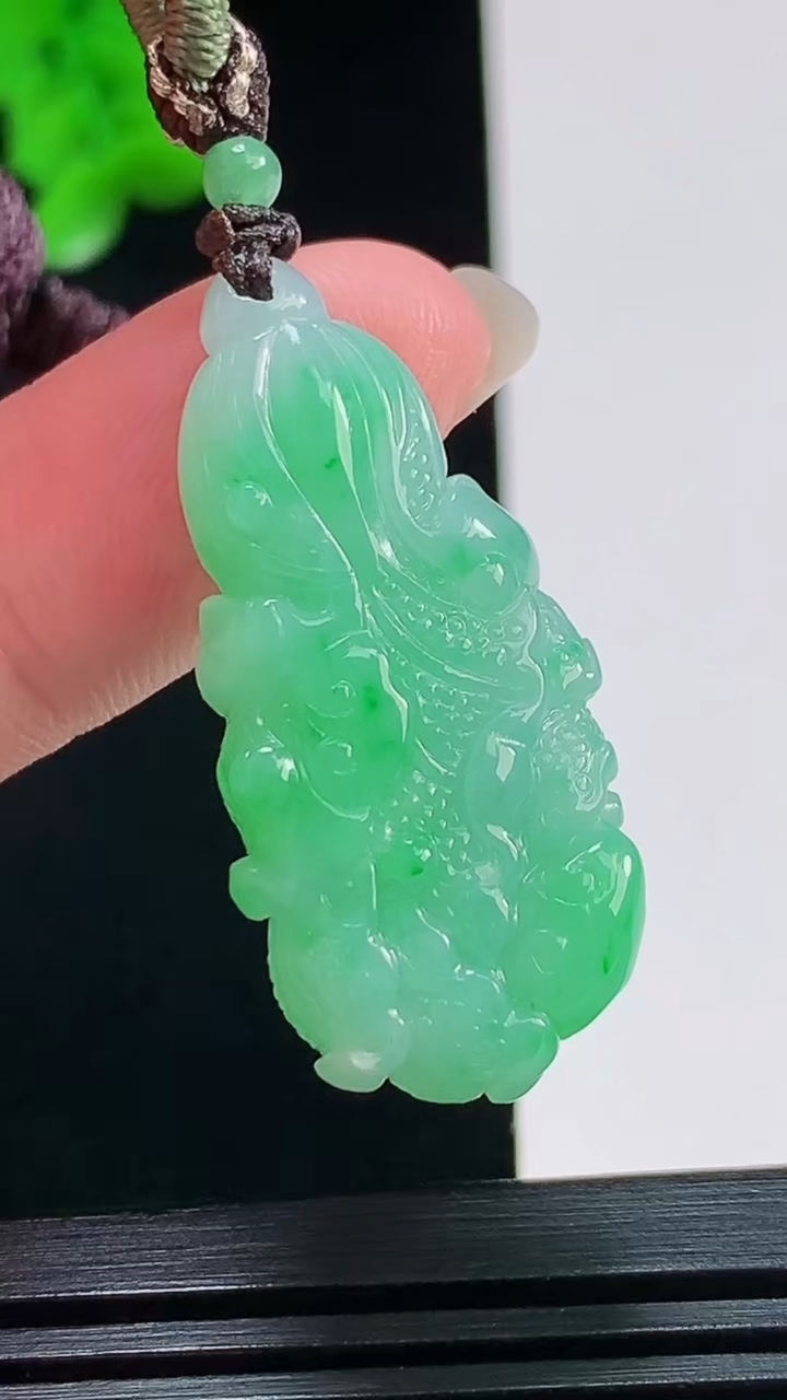 天然A货翡翠白菜吊坠，尺寸35-16.8-7 重量:9.54g
8月8日