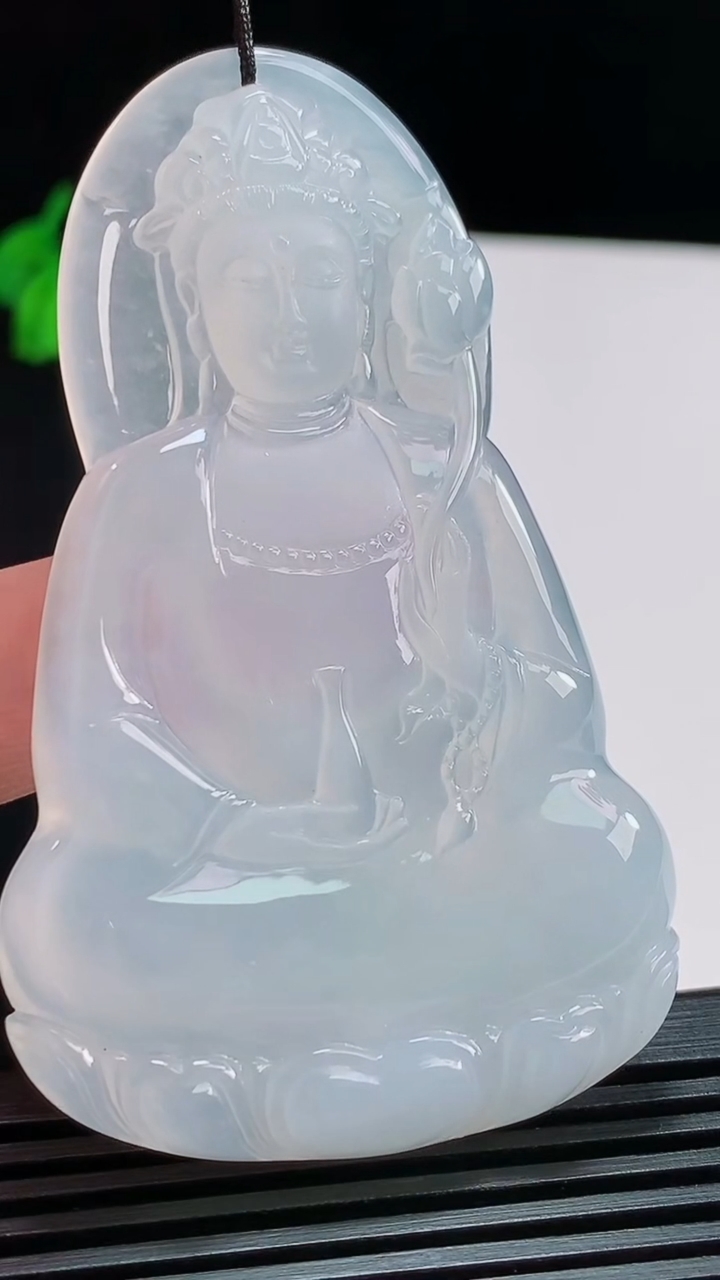天然A货翡翠种白冰大势至菩萨吊坠，尺寸70-42-5.8 重量:32.39g
8月8日