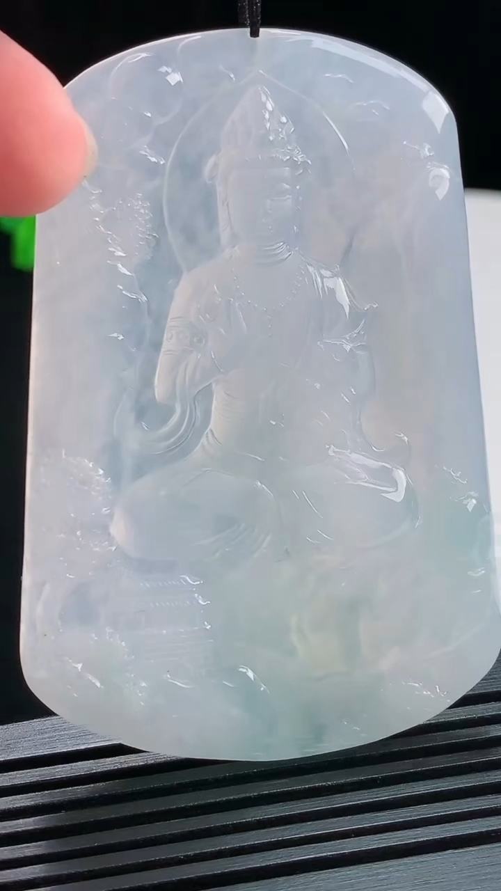 天然A货翡翠山水观音吊坠，尺寸66.8-45-5.5 重量:40.06g
8月8日