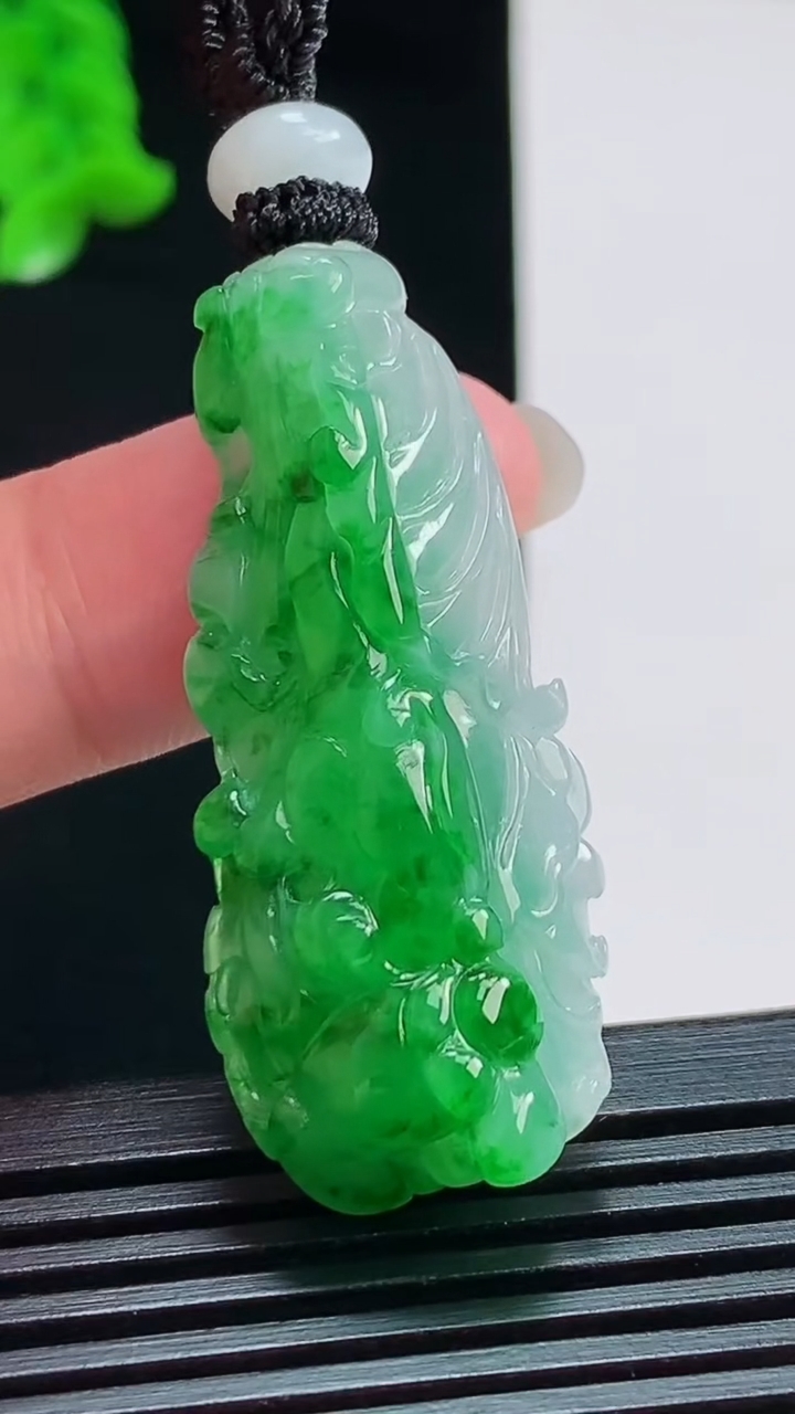 天然A货翡翠白菜吊坠，尺寸42.5-18.3-10 重量:16.31g
8月8日