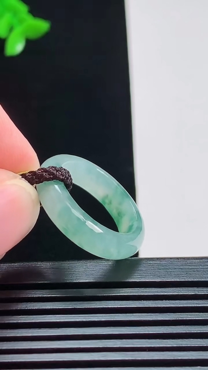 天然A货翡翠飘花玉指环 戒指，尺寸16.2-5-3 重量:3.09g2026年8月8日
工厂直销收藏佳品,种好水足，色泽均匀，有种有色，上手高大气！