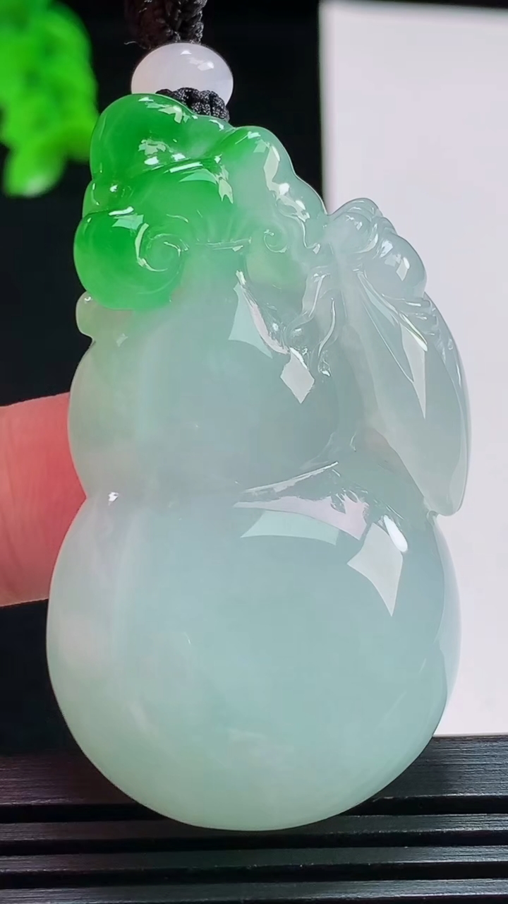 天然A货翡翠葫芦吊坠，尺寸52-29.3-11.6 重量:38.32g
8月8日