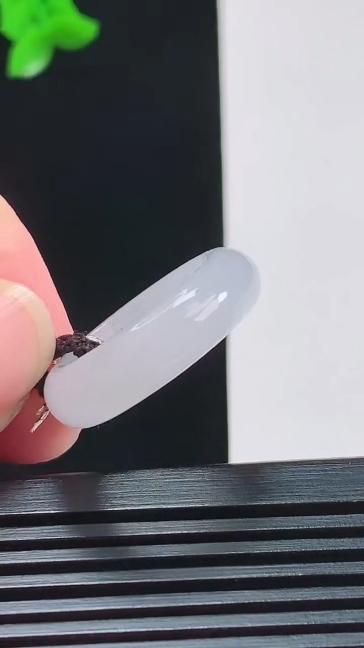 天然A货翡翠玉指环 戒指，尺寸15.8-6-3.5 重量:4.28g2026年8月8日
工厂直销收藏佳品,种好水足，色泽均匀，有种有色，上手高大气！