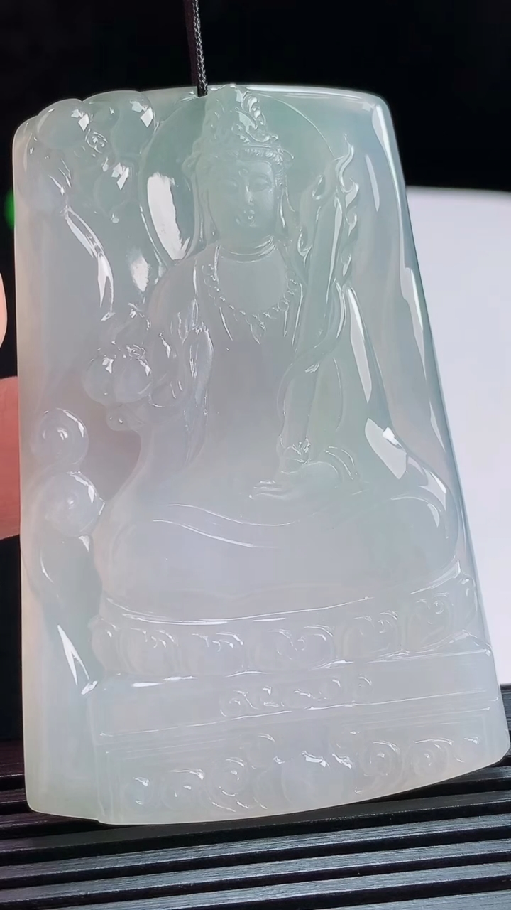 天然A货翡翠虚空藏菩萨吊坠，尺寸67.5-44-5.2 重量:39.71g
8月8日