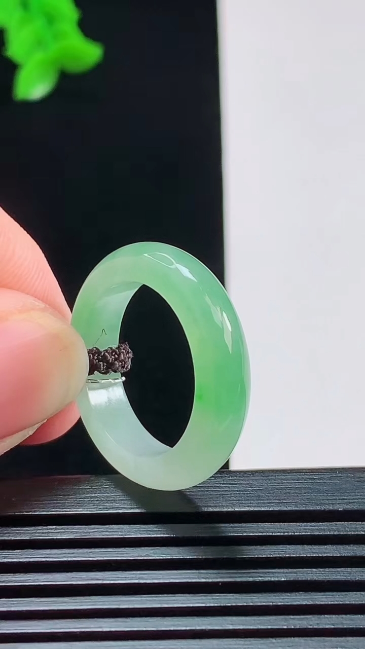 天然A货翡翠玉指环 戒指，尺寸17-4.8-3.2 重量:3.58g2026年8月8日
工厂直销收藏