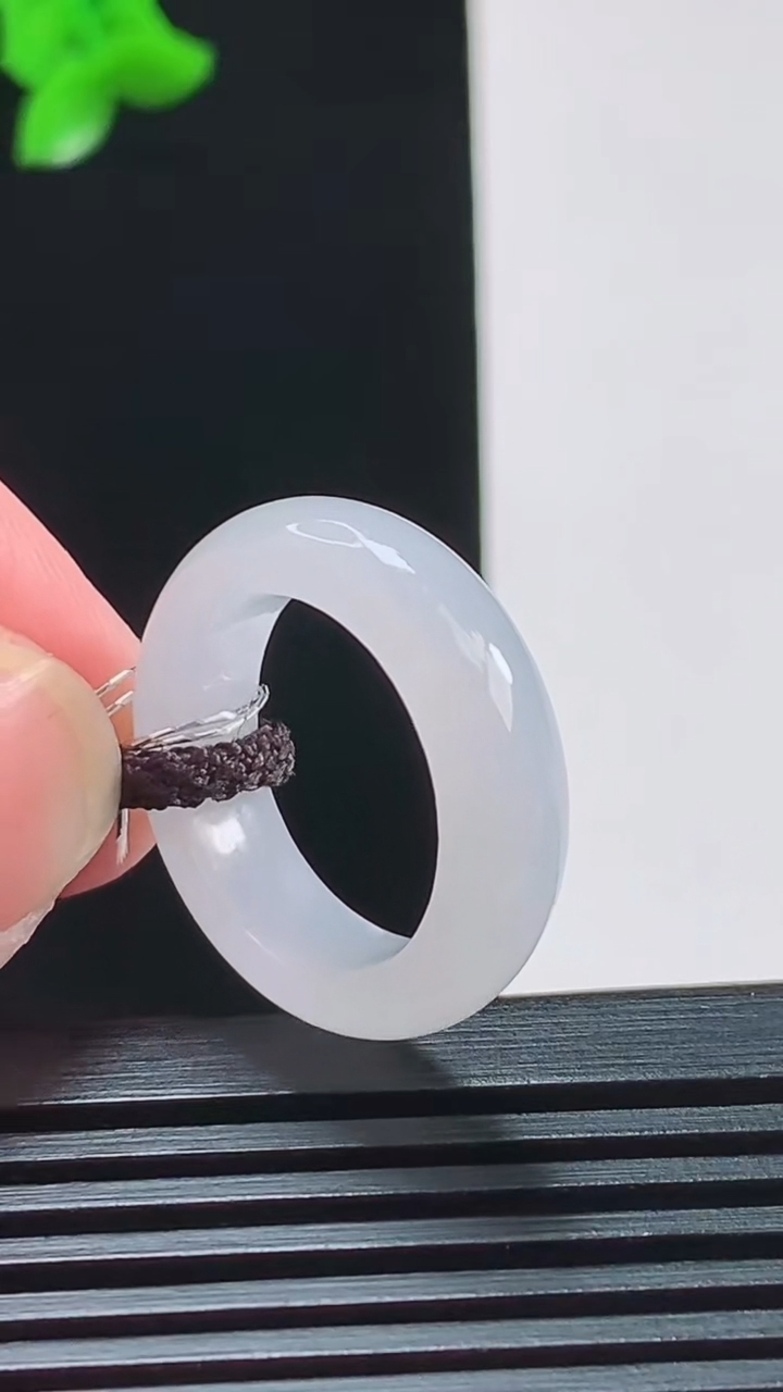 天然A货翡翠玉指环 戒指，尺寸15.8-6-3.5 重量:4.28g2026年8月8日
工厂直销收藏