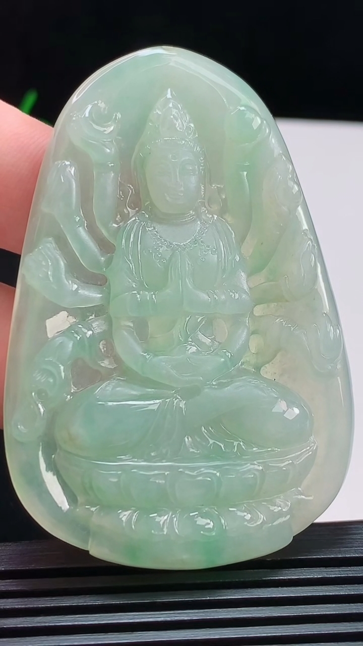 天然A货翡翠千手观音菩萨吊坠，尺寸67.5-44-5.8 重量:31.70g
8月8日