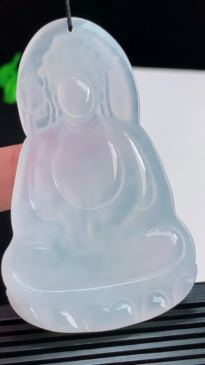 天然A货翡翠种白冰大势至菩萨吊坠，尺寸70-42-5.8 重量:32.39g
8月8日