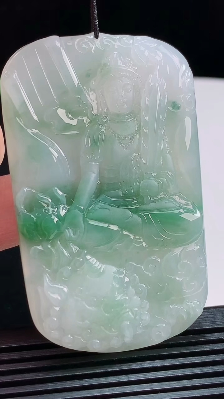 天然A货翡翠飘花文殊菩萨吊坠，尺寸64.5-40.5-5.2 重量:33.33g
8月8日