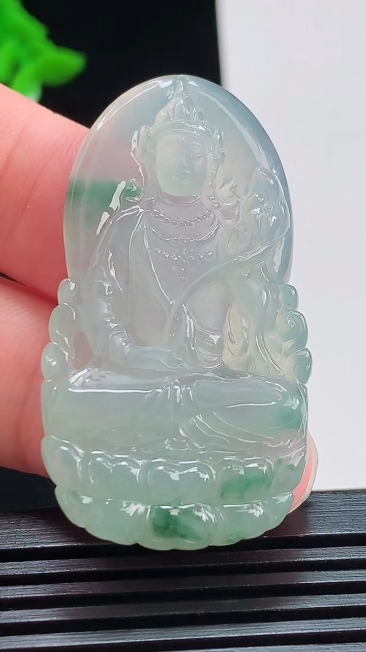 天然A货翡翠飘花大势至菩萨吊坠，尺寸46-25-5.2 重量:12.37g
8月8日