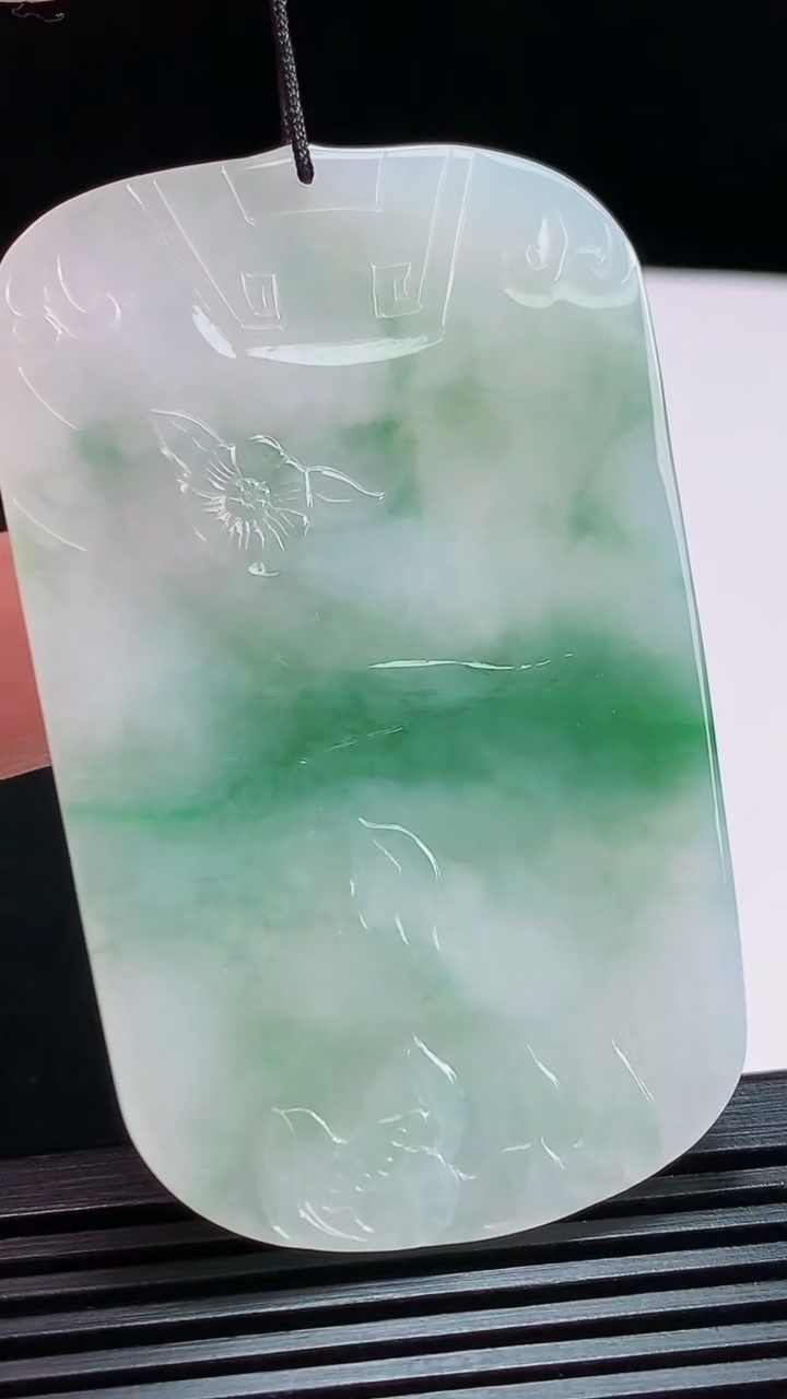 天然A货翡翠飘花文殊菩萨吊坠，尺寸64.5-40.5-5.2 重量:33.33g
8月8日